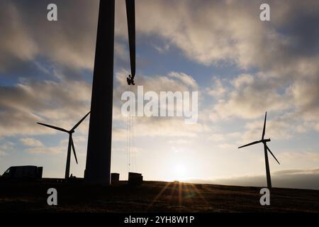 9 novembre 2024. Forss, Caithness, Scozia. Il tecnico Michael Parry ripara una lama di un mulino a vento presso la Forss Wind Farm vicino a Thurso, Scozia. Foto Stock