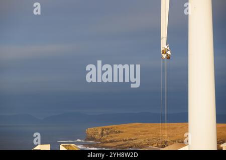 9 novembre 2024. Forss, Caithness, Scozia. Il tecnico Michael Parry ripara una lama di un mulino a vento presso la Forss Wind Farm vicino a Thurso, Scozia. Foto Stock