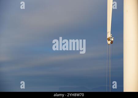 9 novembre 2024. Forss, Caithness, Scozia. Il tecnico Michael Parry ripara una lama di un mulino a vento presso la Forss Wind Farm vicino a Thurso, Scozia. Foto Stock