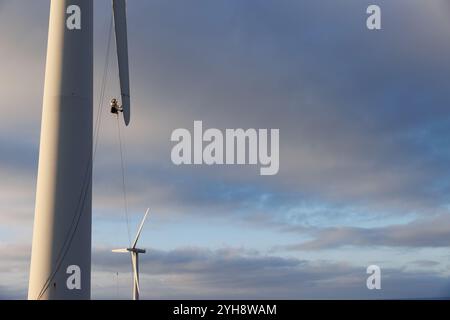 9 novembre 2024. Forss, Caithness, Scozia. Il tecnico Michael Parry ripara una lama di un mulino a vento presso la Forss Wind Farm vicino a Thurso, Scozia. Foto Stock