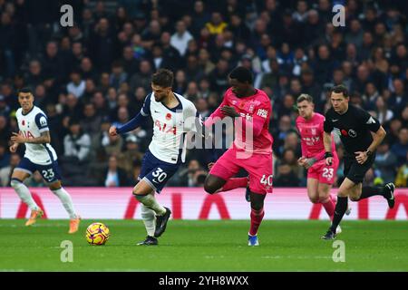 Londra, Regno Unito. 10 novembre 2024. Londra, Inghilterra, 10 ottobre 2024: Rodrigo Bentancur (30 Tottenham Hotspur) riceve pressione da Axel Tuanzebe (40 Ipswich Town) durante la partita di Premier League tra Tottenham Hotspur e Ipswich Town al Tottenham Hotspur Stadium di Londra, Inghilterra (Alexander Canillas/SPP) credito: SPP Sport Press Photo. /Alamy Live News Foto Stock