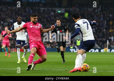 Londra, Regno Unito. 10 novembre 2024. Londra, Inghilterra, 10 ottobre 2024: Son Heung-min (7 Tottenham Hotspur) riceve pressioni da Sam Morsy (5 Ipswich Town) durante la partita di Premier League tra Tottenham Hotspur e Ipswich Town al Tottenham Hotspur Stadium di Londra, Inghilterra (Alexander Canillas/SPP) credito: SPP Sport Press Photo. /Alamy Live News Foto Stock