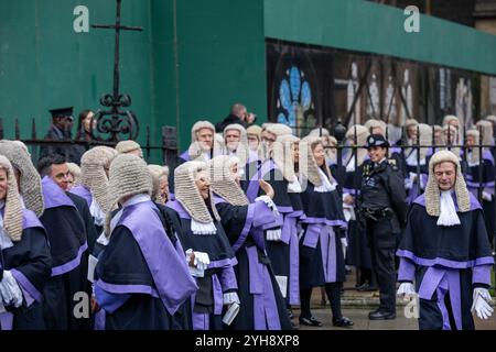 Giudici di circuito (presso i tribunali della contea o il tribunale della Corona) visti durante l'evento. I giudici e i membri della professione legale nel Regno Unito lasciano l'abbazia di Westminster dopo un servizio per segnare l'inizio dell'anno legale in Inghilterra e Galles. Foto Stock