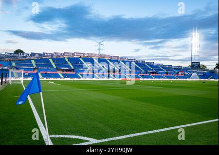 Getafe, Madrid, Spagna. 10 novembre 2024. Una vista generale dello stadio prima della partita di calcio della Liga EA Sports 2024/25 tra il Getafe CF e il Girona FC all'Estadio Coliseum il 10 novembre 2024 a Getafe, Spagna. (Credit Image: © Alberto Gardin/ZUMA Press Wire) SOLO PER USO EDITORIALE! Non per USO commerciale! Foto Stock