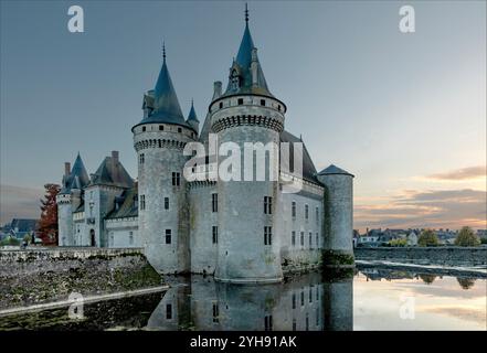 Sully-Sur-loire, Loriet, Valle della Loira, Francia - 5 novembre 2024 - Castello di Sully-Sur-Loire che guarda all'angolo del castello dall'altra parte del fossato Foto Stock