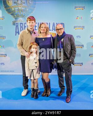 10.11.2024. Düsseldorf. ABENTEUERLAND, das Musical mit den Hits von pur. Rund um das erste Musicaljubiläum findet ein besonderer Nachmittag ganz im Zeichen der guten Sache im Capitol-Theater statt: Gemeinsam mit dem Publikum und prominenten Gästen feiert ABENTEUERLAND Seine festliche 1-Jahres-CHARITY zugunsten der ARCHE Kinderstiftung. Hier: Erdogan Atalay mit Ehefrau Katja Ohneck und den Kindern Maris und Matilda. Düsseldorf Capitol-Theater Nordrhein-Westfalen Deutschland Foto Stock