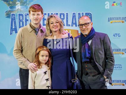 10.11.2024. Düsseldorf. ABENTEUERLAND, das Musical mit den Hits von pur. Rund um das erste Musicaljubiläum findet ein besonderer Nachmittag ganz im Zeichen der guten Sache im Capitol-Theater statt: Gemeinsam mit dem Publikum und prominenten Gästen feiert ABENTEUERLAND Seine festliche 1-Jahres-CHARITY zugunsten der ARCHE Kinderstiftung. Hier: Erdogan Atalay mit Ehefrau Katja Ohneck und den Kindern Maris und Matilda. Düsseldorf Capitol-Theater Nordrhein-Westfalen Deutschland Foto Stock