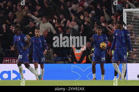 Londra, Regno Unito. 10 novembre 2024. Wesley Fofana (2° R) del Chelsea tiene la palla mentre sembra frustrato dopo Gabriel Martinelli (non nella foto) dell'Arsenal segna il gol di apertura durante la partita di Premier League allo Stamford Bridge di Londra. Il credito per immagini dovrebbe essere: Paul Terry/Sportimage Credit: Sportimage Ltd/Alamy Live News Foto Stock