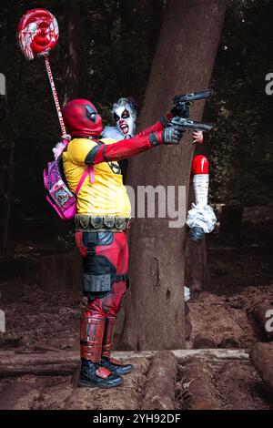 HARROGATE, REGNO UNITO - 22 GIUGNO 2024. Un paio di simpatici cosplayer vestiti da Deadpool e Pennywise il Clown che si divertono e sono sciocchi a un Comic con Foto Stock