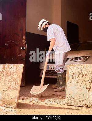 Valencia, Spagna. 10 novembre 2024. VALENCIA, SPAGNA - 09 NOVEMBRE: Immagini di tristezza e di volontari dopo il disastro e le devastazioni causate dalle inondazioni causate dalle forti piogge nella provincia di Valencia il 9 novembre 2024 a Valencia, Spagna. (Foto di Jose Torres/Magara Press News) credito: Magara Press SL/Alamy Live News Foto Stock