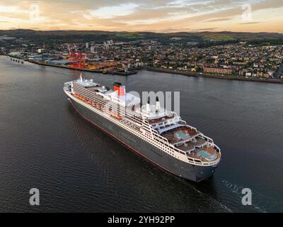 Il transatlantico Cunard Queen Mary 2 sul fiume Clyde durante una sosta al porto di Inverclyde di Greenock. Foto Stock