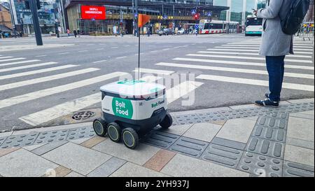 Tallinn, Estonia - 10 novembre 2024: Robot di consegna a guida autonoma Bolt Food Starship sulla trafficata strada della città. Foto Stock