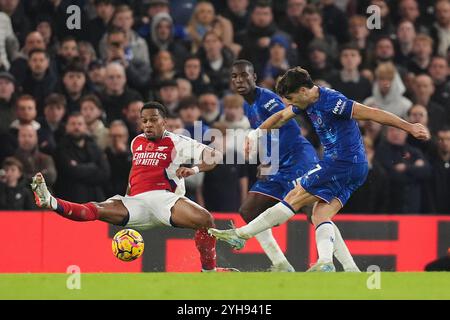 Pedro Neto del Chelsea (a destra) segna il primo gol della squadra durante la partita di Premier League allo Stamford Bridge di Londra. Data foto: Domenica 10 novembre 2024. Foto Stock