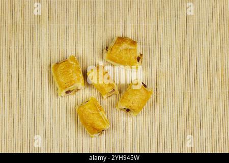 Varietà di spuntini salati, appena sfornati, croccanti e morbidi pronti da condividere con gli amici Foto Stock