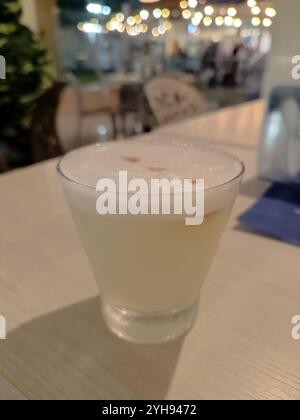 Cóctel de pisco sour elaborado con pisco peruano, almíbar de goma, Limón, clara de huevo y hielo. Delicioso Foto Stock