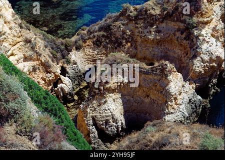 Formazioni rocciose uniche e grotte nascoste lungo la costa a Ponta da Piedade Foto Stock