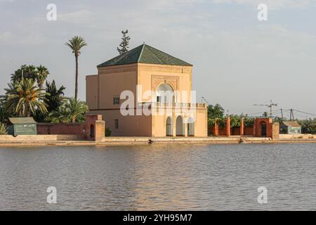 Marrakech, Marocco. Serbatoio d'acqua e padiglione dei giardini Menara, uno storico giardino pubblico e frutteto Foto Stock