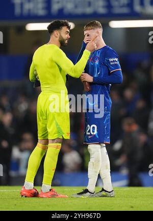 Il portiere dell'Arsenal David Raya (a sinistra) e Cole Palmer del Chelsea dopo la partita di Premier League allo Stamford Bridge di Londra. Data foto: Domenica 10 novembre 2024. Foto Stock