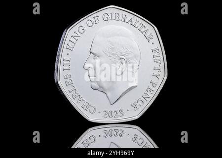 2023 moneta da 50p di Gibilterra per commemorare l'incoronazione di re Carlo III all'Abbazia di Westminster. Foto Stock