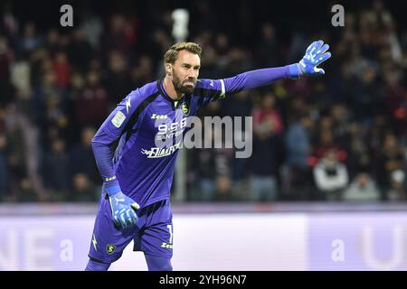 Vincenzo Fiorillo della US Salernitana 1919 gesti durante la serie B BKT tra US Salernitana 1919 e SSC Bari allo Stadio Arechi Foto Stock