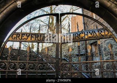 Edimburgo, Scozia. Cancello d'ingresso al Greyfriars Kirkyard, il cimitero che circonda Greyfriars Kirk al confine meridionale della città vecchia Foto Stock