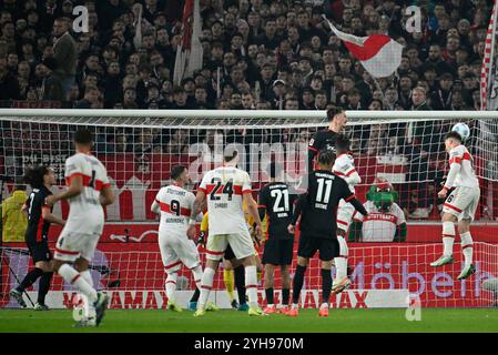 Strafraumszene, Torraumszene Kopfballduell Zweikampf Aktion Angelo Stiller VfB Stuttgart (06) VfB Stuttgart vs. Eintracht Frankfurt, Fussball, 1. Bundesliga, Spieltag 10 Saison 2024/2025, 10.11.2024 REGOLAMENTI DFL VIETANO QUALSIASI USO DI FOTOGRAFIE COME SEQUENZE DI IMMAGINI E/O QUASI-VIDEO foto: Eibner-Pressefoto/Michael Weber Foto Stock