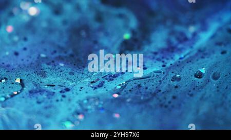 Onda di bolle. Texture color schiuma. Sfocatura blu scintillante particelle di sequina olio vernice acrilica emulsione inchiostro flusso liquido sfondo artistico astratto. Foto Stock