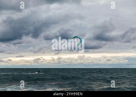 Uomo sul kite surf con equitazione sul mare Foto Stock