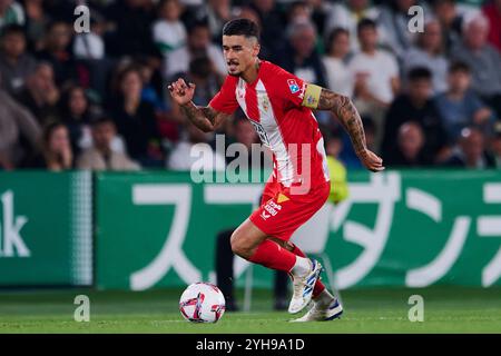 Elche, Spagna. 10 novembre 2024. ELCHE, SPAGNA - 08 NOVEMBRE: Chumi Centre-Back di UD Almeria corre con il pallone durante il LaLiga Hypermotion match tra Elche CF e UD Almeria all'Estadio Manuel Martinez Valero l'8 novembre 2024 a Elche, Spagna. (Foto di Francisco Macia/Photo Players Images/Magara Press) crediti: Magara Press SL/Alamy Live News Foto Stock