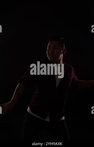 Uomo asiatico che balla con la musica bello Foto Stock