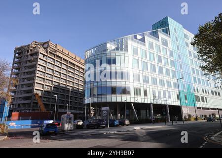 Nuovo,di recente,costruito,nuovo di zecca,Centro oncologico di Clatterbridge,CCC,ospedale,e,vecchio,Royal Liverpool Hospital,Liverpool,Inghilterra,Gran Bretagna,Regno Unito,Regno Unito,Regno Unito, Foto Stock