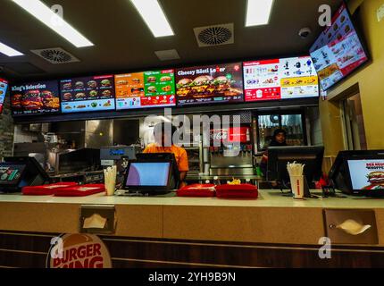 Il personale del Burger King aspetta i clienti Foto Stock