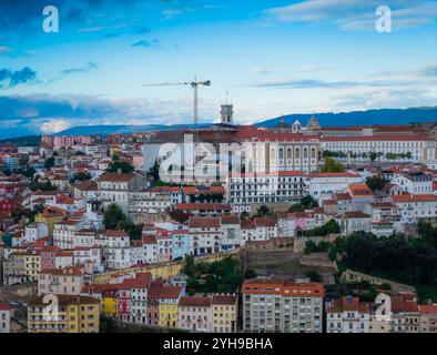 Università di Coimbra. Vista aerea della città vecchia di Coimbra sulla collina. Panorama urbano con droni, Portogallo Foto Stock