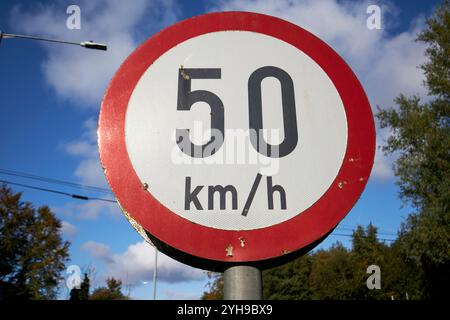 cartello stradale a 50 km/h in una piccola città, contea di donegal, repubblica d'irlanda Foto Stock