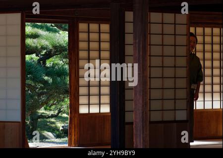 Servitori femminili vestiti con kimono tradizionale visti all'interno di una casa da tè giapponese nel giardino giapponese Ritsurin Koen a Takamatsu, in Giappone. Foto Stock