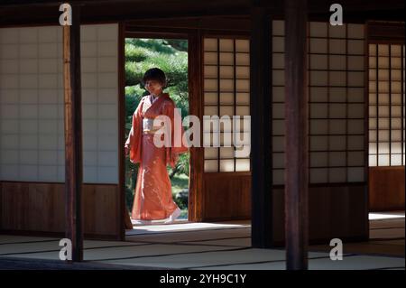 Servitori femminili vestiti con kimono tradizionale visti all'interno di una casa da tè giapponese nel giardino giapponese Ritsurin Koen a Takamatsu, in Giappone. Foto Stock