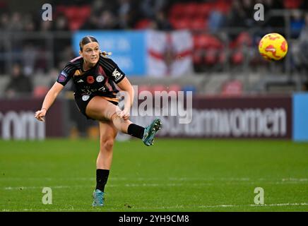 Dagenham, Regno Unito. 10 novembre 2024. Super League femminile. West Ham V Leicester City. Chigwell Construction Stadium. Dagenham. Ruby Mace (Leicester City) ha una possibilità durante la partita di West Ham V Leicester City Barclays Womens Super League al Chigwell Construction Stadium di Dagenham. Crediti: Sport in foto/Alamy Live News Foto Stock