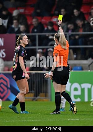 Dagenham, Regno Unito. 10 novembre 2024. Super League femminile. West Ham V Leicester City. Chigwell Construction Stadium. Dagenham. Abigail Byrne (arbitro) mostra il cartellino giallo a Ruby Mace (Leicester City) durante la partita West Ham V Leicester City Barclays Womens Super League al Chigwell Construction Stadium di Dagenham. Crediti: Sport in foto/Alamy Live News Foto Stock