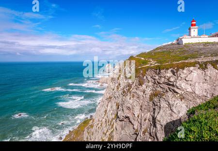 Cabo da Roca in Portogallo, il punto più occidentale dell'Europa continentale, con il faro sullo sfondo. Foto Stock