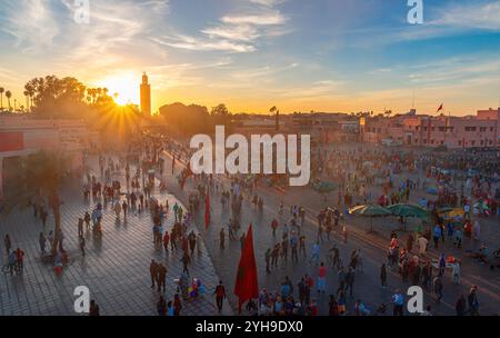 Marrakech, Marocco, Africa - 12 novembre 2027: Mercato di piazza Jemaa el-Fnaa al tramonto, affollato di persone vicino alla moschea di Koutoubia, vista nel backgrou Foto Stock