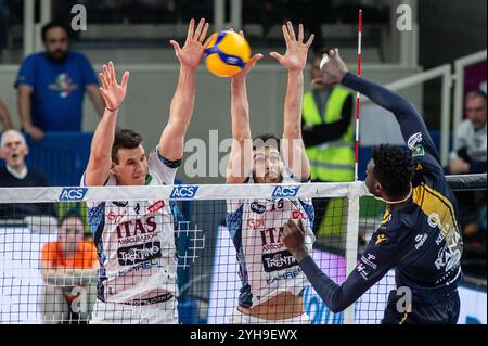 Blocco di Alessandro Michieletto e Jan Kozamernik - Itas Trentino durante Itas Trentino vs Rana Verona, partita di pallavolo di serie A maschile a Trento, Italia, 10 novembre 2024 Foto Stock