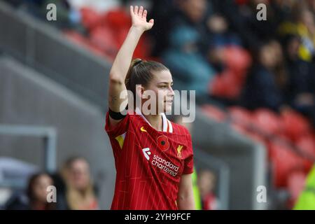 St Helens, Regno Unito. 10 novembre 2024. St Helens, Inghilterra, 10 novembre 2024 Marie Hobinger (14 Liverpool) segnala ai suoi compagni di squadra mentre si prepara a prendere un angolo. Liverpool vs Chelsea, St Helens Stadium, WSL (Sean Walsh/SPP) credito: SPP Sport Press Photo. /Alamy Live News Foto Stock