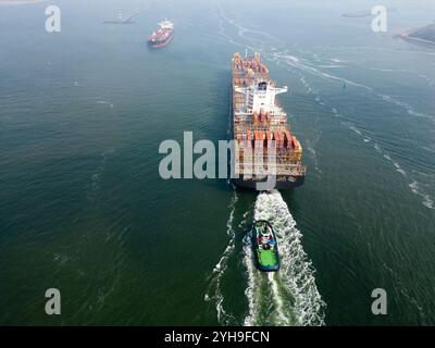 Vista aerea di un grande container e rimorchiatori che si avvicinano al porto di Rotterdam, Paesi Bassi Foto Stock