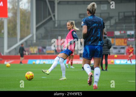 St Helens, Regno Unito. 10 novembre 2024. St Helens, Inghilterra, 10 novembre 2024 Nathalie Bjorn (14 Chelsea) gioca la palla in un esercizio di riscaldamento. Liverpool vs Chelsea, St Helens Stadium, WSL (Sean Walsh/SPP) credito: SPP Sport Press Photo. /Alamy Live News Foto Stock