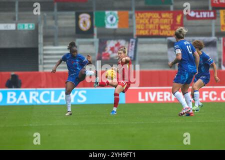 St Helens, Regno Unito. 10 novembre 2024. St Helens, Inghilterra, 10 novembre 2024 Sandy Baltimore (17 Chelsea) viene sfidata da Marie Hobinger (14 Liverpool). Liverpool vs Chelsea, St Helens Stadium, WSL (Sean Walsh/SPP) credito: SPP Sport Press Photo. /Alamy Live News Foto Stock