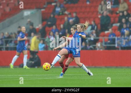 St Helens, Regno Unito. 10 novembre 2024. St Helens, Inghilterra, 10 novembre 2024 Erin Cuthbert (8 Chelsea) batte Marie Hobinger (14 Liverpool) al pallone. Liverpool vs Chelsea, St Helens Stadium, WSL (Sean Walsh/SPP) credito: SPP Sport Press Photo. /Alamy Live News Foto Stock