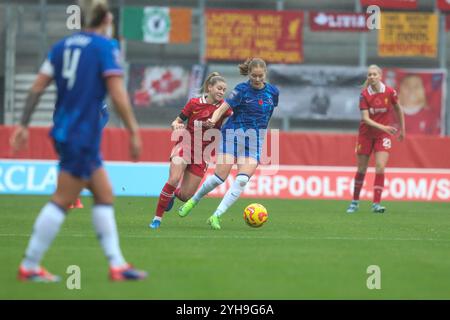 St Helens, Regno Unito. 10 novembre 2024. St Helens, Inghilterra, 10 novembre 2024 Marie Hobinger (14 Liverpool) insegue Sjoeke Nusken (6 Chelsea) a centrocampo. Liverpool vs Chelsea, St Helens Stadium, WSL (Sean Walsh/SPP) credito: SPP Sport Press Photo. /Alamy Live News Foto Stock