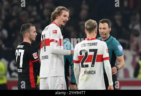 Nach Spielende: Nick Woltemade VfB Stuttgart (11) Chris Fuehrich VfB Stuttgart (27) Mario Goetze Eintracht Frankfurt SGE (27) im Gespraech Diskussion mit Schiedsrichter arbitro Felix Zwayer VfB Stuttgart vs. Eintracht Frankfurt, Fussball, 1. Bundesliga, Spieltag 10 Saison 2024/2025, 10.11.2024 REGOLAMENTI DFL VIETANO QUALSIASI USO DI FOTOGRAFIE COME SEQUENZE DI IMMAGINI E/O QUASI-VIDEO foto: Eibner-Pressefoto/Michael Weber Foto Stock