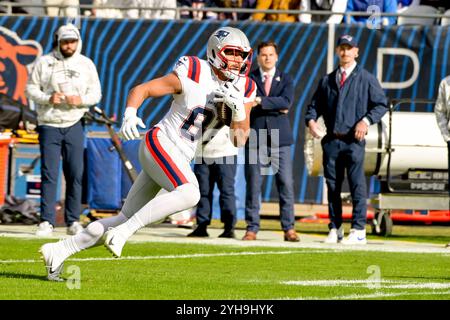 Chicago, Stati Uniti. 10 novembre 2024. Il tight end dei New England Patriots Austin Hooper (81) corre la palla contro i Chicago Bears al Soldier Field di Chicago domenica 10 novembre 2024. Foto di Mark Black/UPI Credit: UPI/Alamy Live News Foto Stock