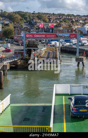 Veicolo a imbuto rosso per l'isola di wight e traghetto passeggeri in arrivo al terminal dei traghetti di East Cowes sull'isola di wight< Regno Unito Foto Stock